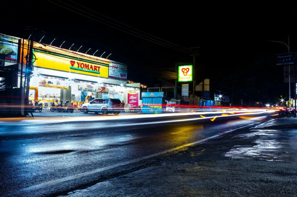videotron Kebumen menampilkan iklan outdoor di jalan utama