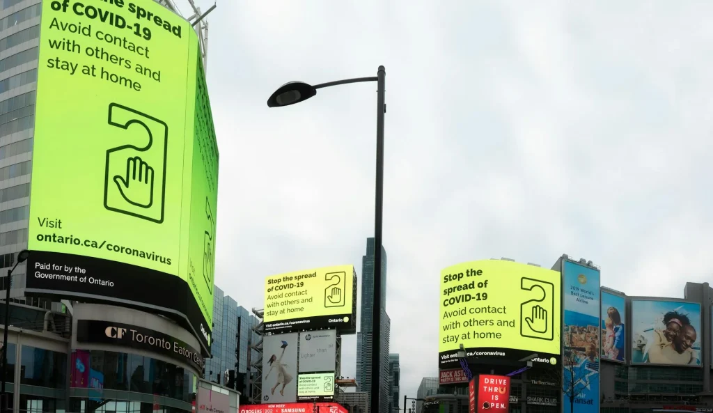 led videotron menampilkan promosi bisnis di area publik