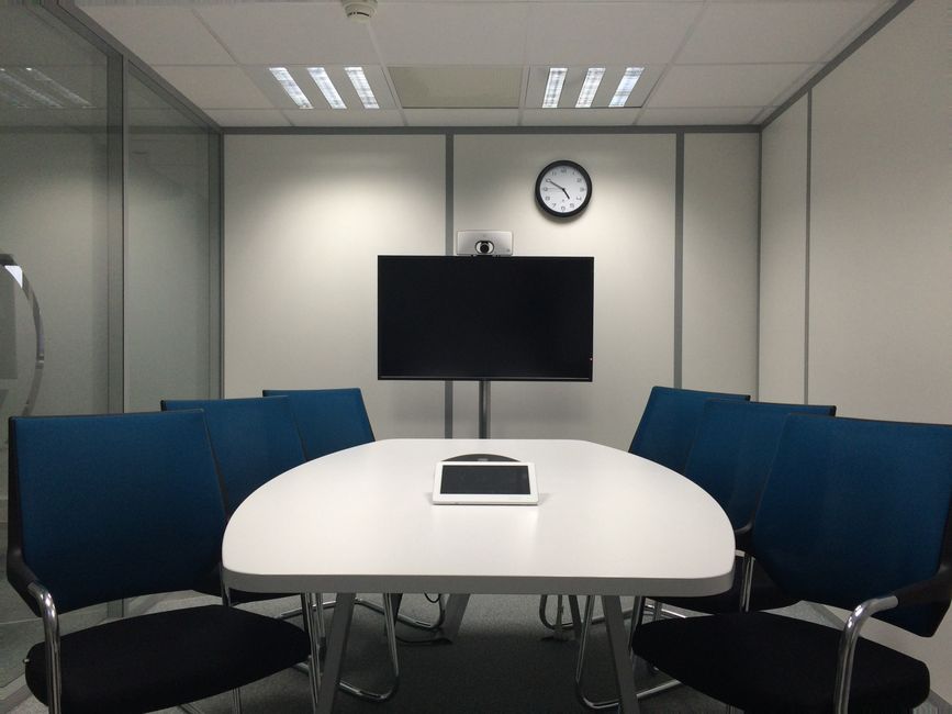 Interactive Flat Panel untuk Hybrid Meeting
