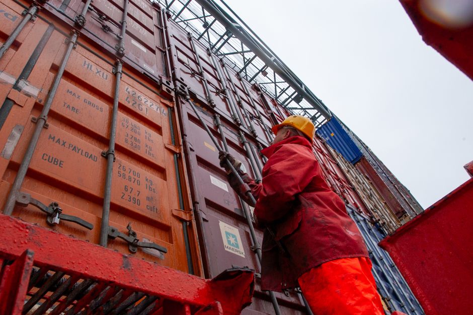 Kamera tracking kontainer logistik