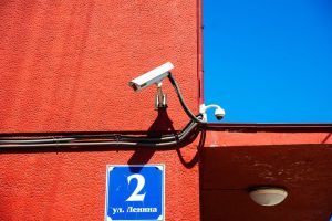 CCTV pelabuhan dengan deteksi nomor kontainer