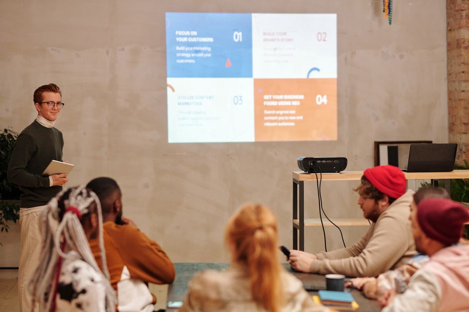 Interactive Flat Panel vs Proyektor