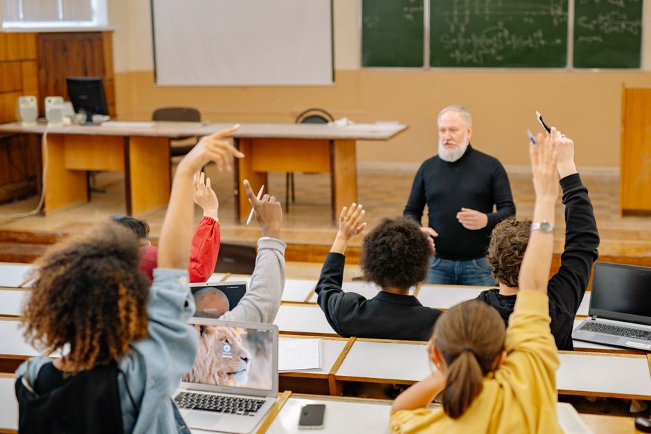 Interactive Flat Panel untuk Smart Classroom