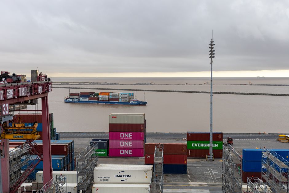 Smart port surveillance system untuk kontainer
